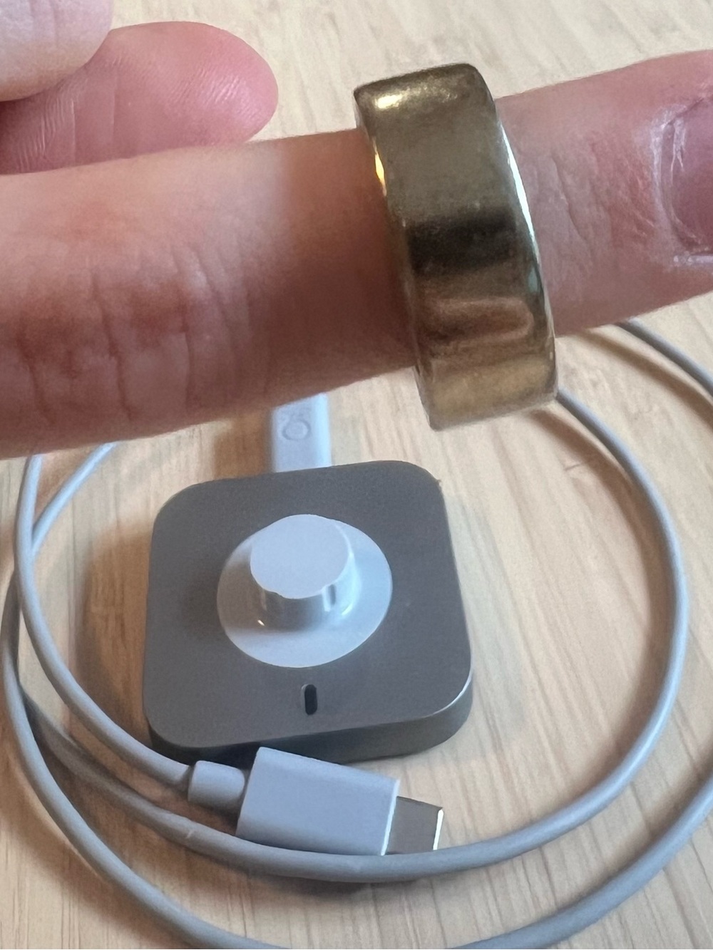 Oura Ring 4 — Gold exterior with Silver inner band size 6 - Picture 7 of 10
